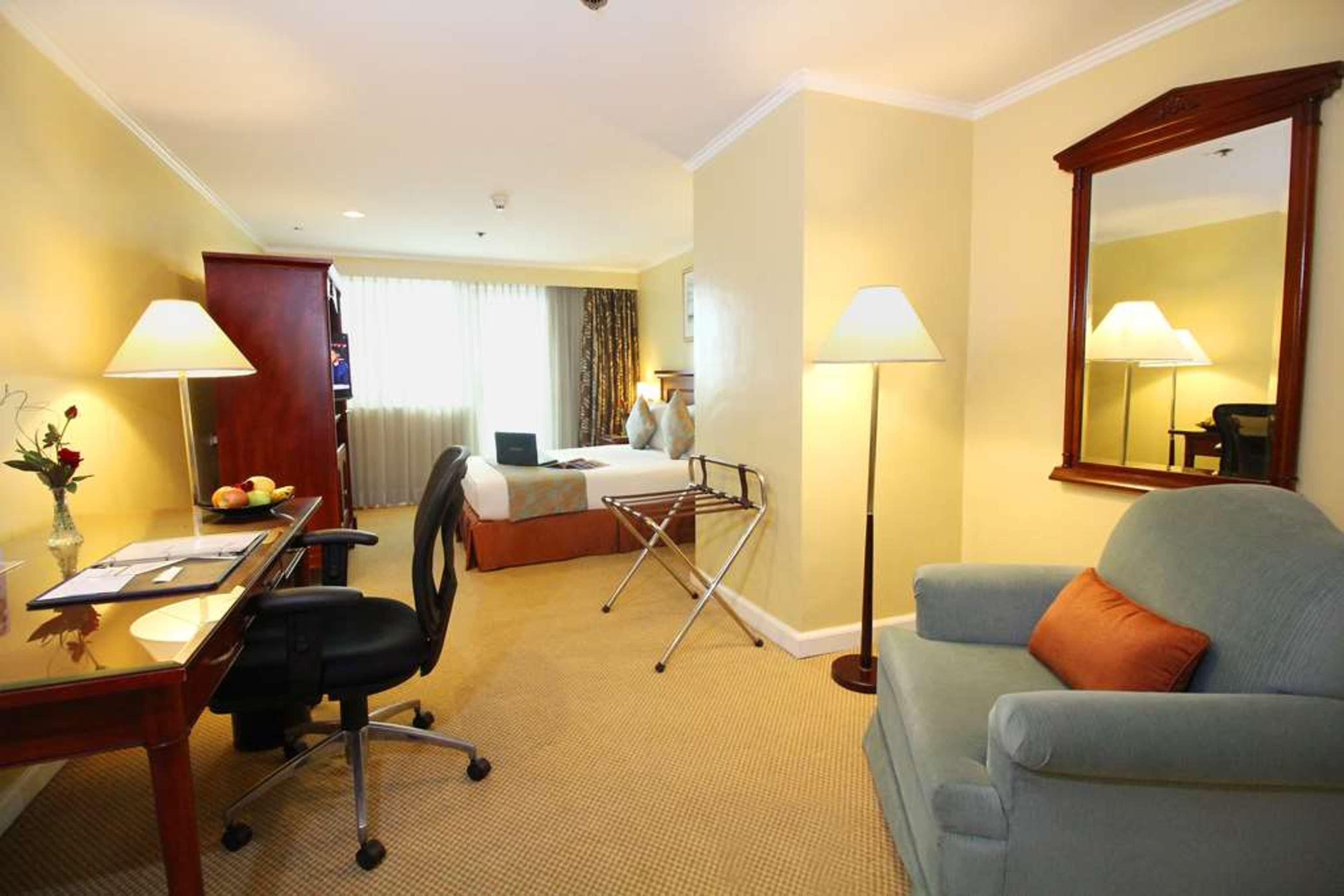 Oxford Suites Makati Makati City Extérieur photo