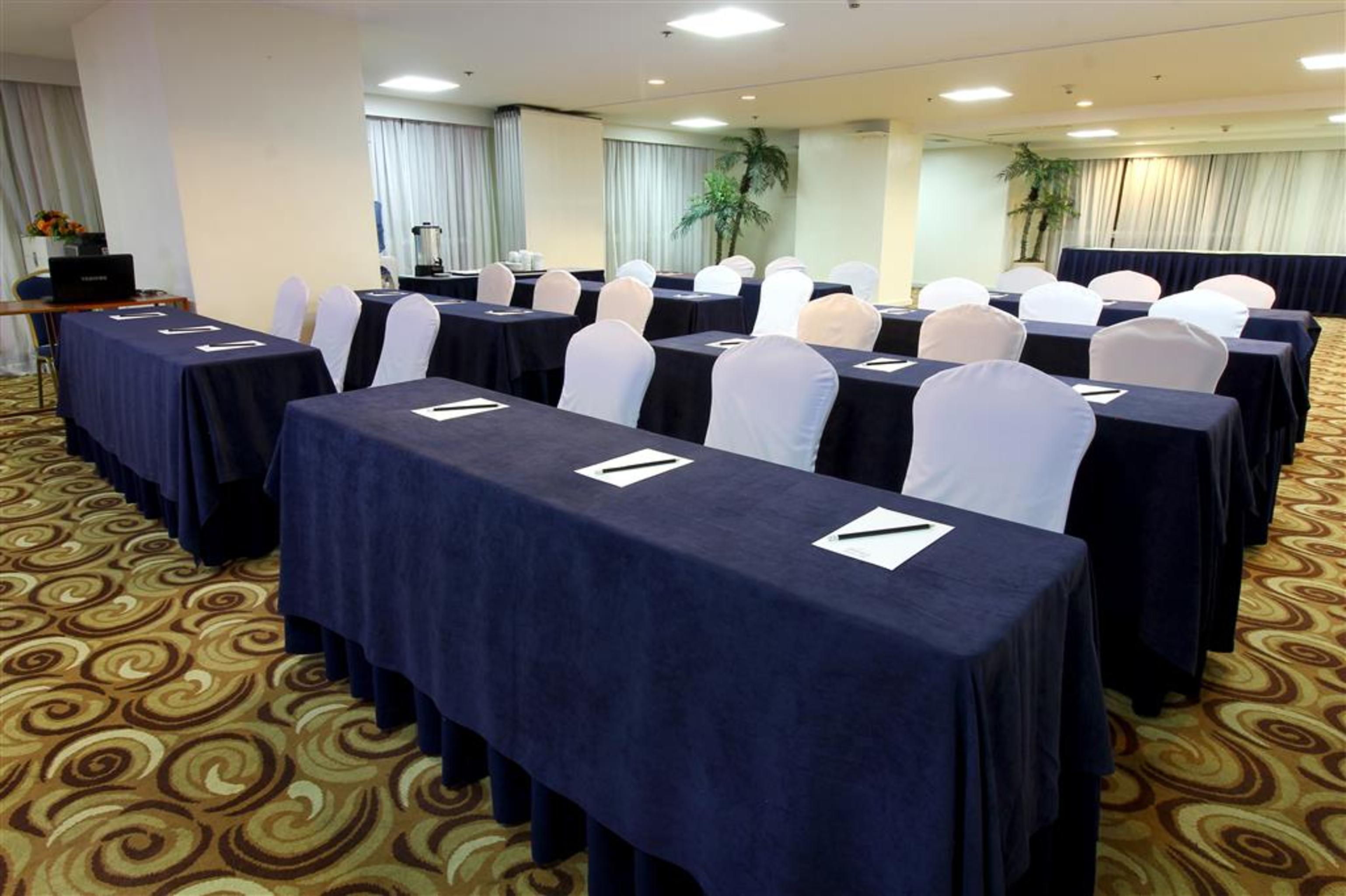 Oxford Suites Makati Makati City Extérieur photo