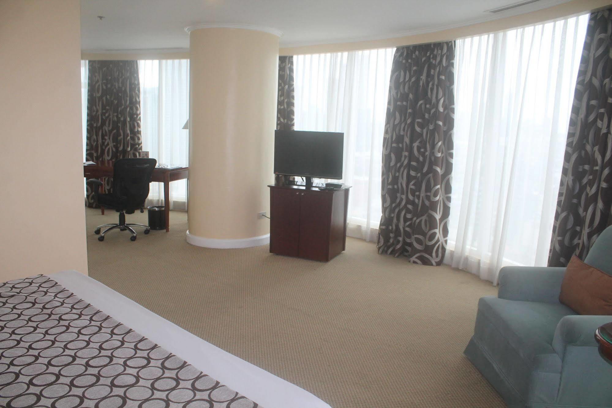 Oxford Suites Makati Makati City Extérieur photo