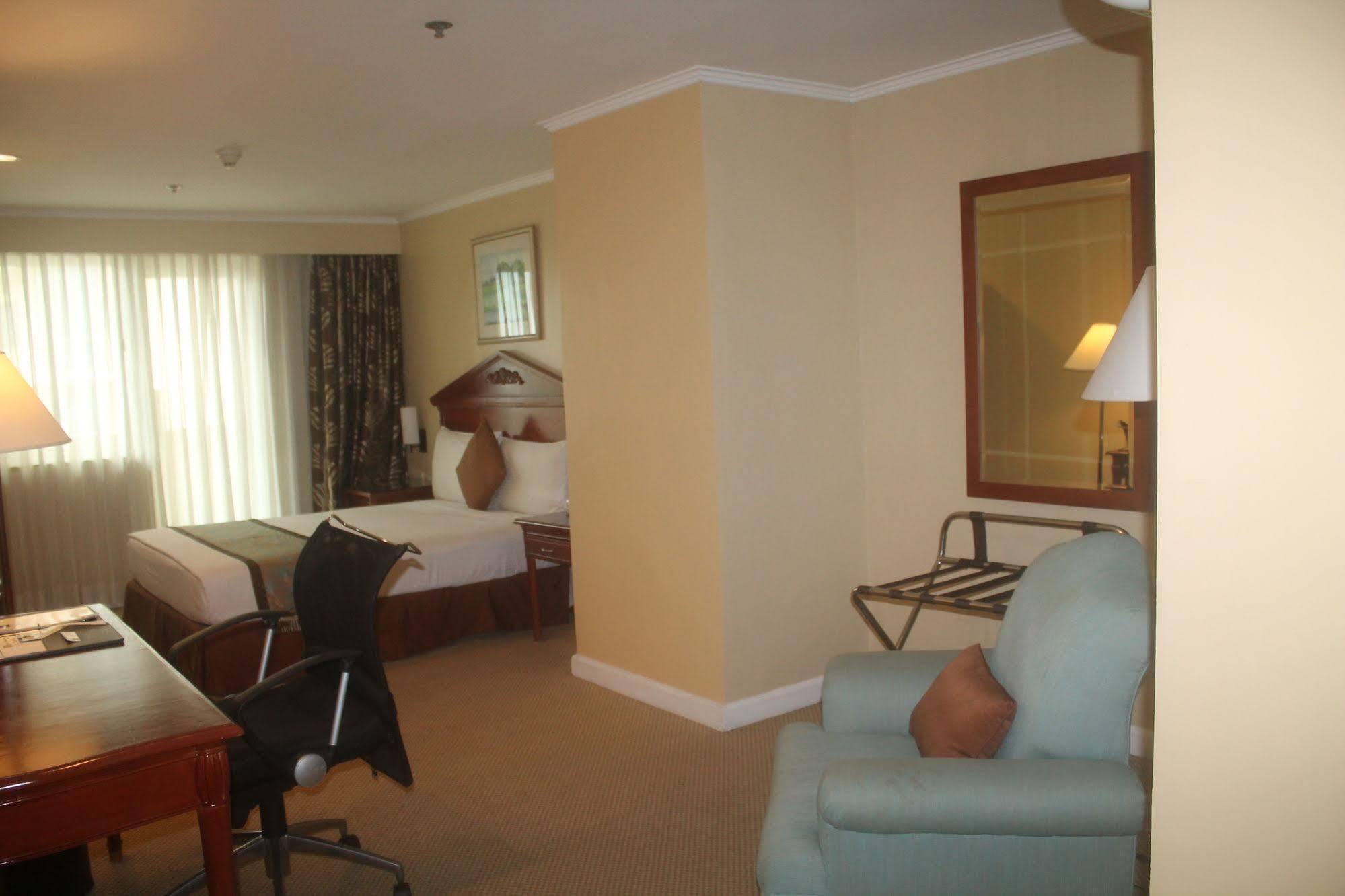 Oxford Suites Makati Makati City Extérieur photo