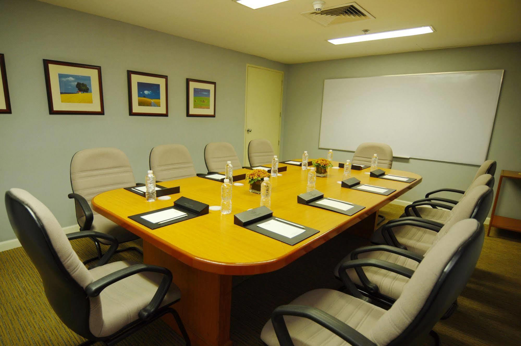Oxford Suites Makati Makati City Extérieur photo